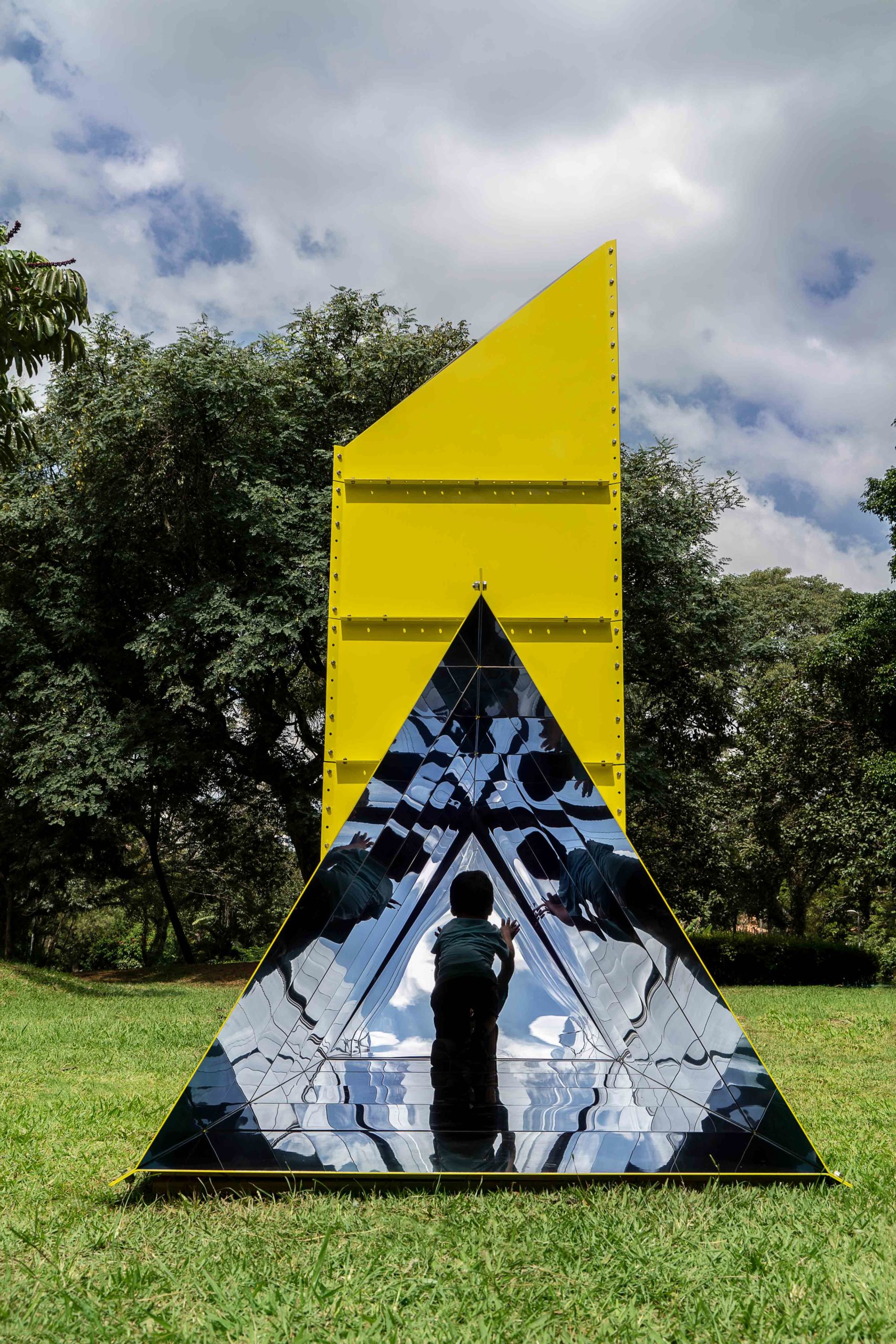 Eduardo Navarro: sky consulate (Fig. 1)