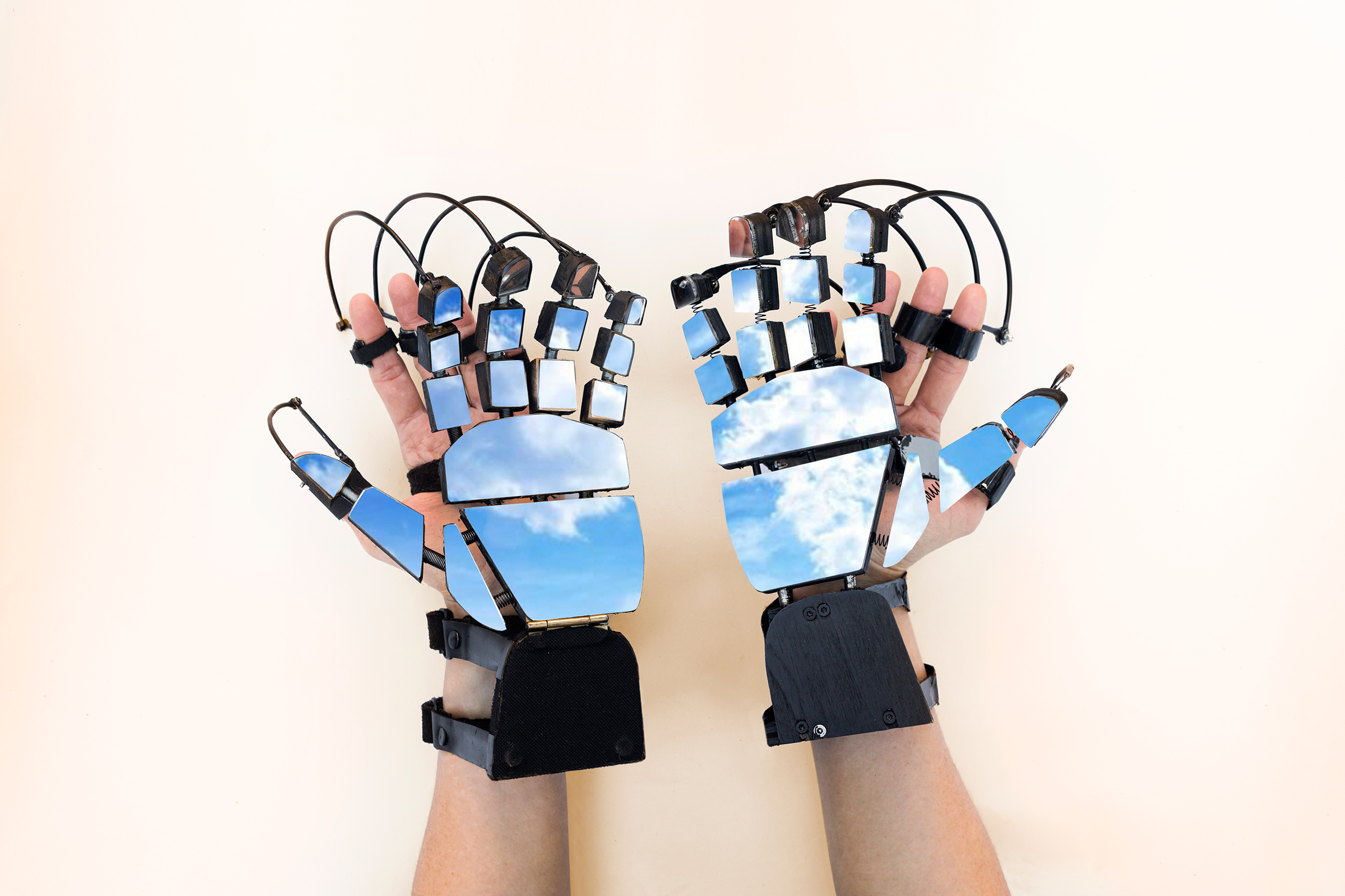 Eduardo Navarro: touching without (Fig. 4)